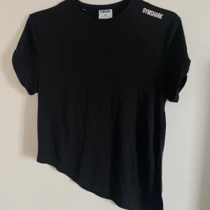 Gymshark Tshirt - Tshirt från GS med öppning på sidan så man kan knyta den om man vill, strl XS. 100kr + frakt✨🦋