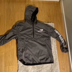 New balance träningströja oanvänd - New balance träningströja som aldrig är använd, helt nyskick i storlek M 