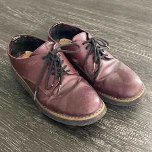 Skor - Säljer då dom inte används. Väldigt använda.  Köparen betalar frakt