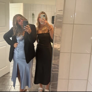 svart klänning  - Perfekt för utgång, middag, allt du kan tänka dig, svart klänning ifrån Zara i st S. Använd 1 gång, har även en super fin resor i midjan som ser väldigt fint ut💗