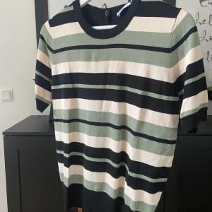 Tröja - Randig tunn stickad tröja från Zara