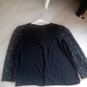 Blus med spets. - Stl xl.  Inget att anmärka. Endast swish.
