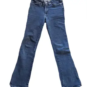 De sötaste vintage bootcut crocker jeans utan bakfickor! Perfekt till vardags, bra skick!Tveka inte att fråga om du vill ha bättre bilder :)