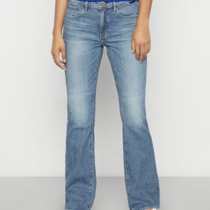 Jeans low/mid waist  - Supersnygga byxor från GSTAR, säljer pgr av att dem är för stora för mig!! Köpt för 1500, säljer för 1000kr! Mid/low waist