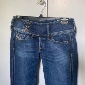 De är inte sålda! Budet gäller inte längre, ifall ni VILL köpa dem, kontakta mig❣️Bootcut diesel jeans, plagget är i nyskick och helt oanvända. ⚠️(Frakten ingår inte i priset!)⚠️ Storleken i plagget är W27 och L34, passar även för W26 också.(Nypris - 1000kr)