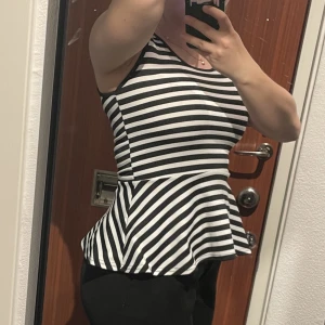 Peplum topp - Randig topp, peplumtopp i storlek XS. Använt men fint skick. 