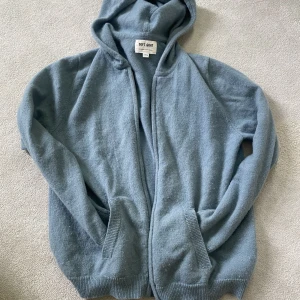 Zip tröja  - En zip tröja från soft goat i storlek 158-164. Väldigt bra skick och inte så mycket använd så mycket och jag säljer eftersom att den tyvärr är förliten för mig. Gråblå färg Jag kan visa plagget på och fler detaljer privat