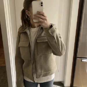 Beige kappa  - ny budgivning på min senaste annons då det blev fel i förra.