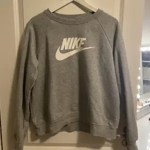 En jätte fin grå Nike sweatshirt, använd några få gånger och bra kvalite👍🏽