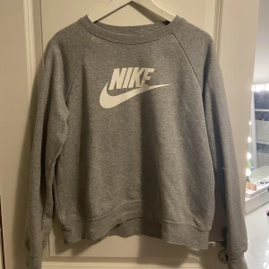 Grå Nike sweatshirt  - En jätte fin grå Nike sweatshirt, använd några få gånger och bra kvalite👍🏽