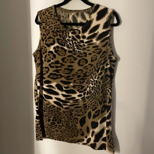Geopard topp M - Jätte söt geopard topp i storlek M 