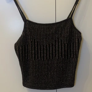 Linne  - Festligt linne! Bra skick! Glittrig. Svep för att se bättre på färg osv. 