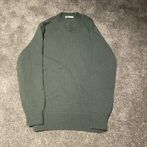 Zara stickad tröja  - Söker denna fina stickade tröja på zara i storlek medium! Den är som helt ny använd fåtal gånger Max 3 gånger.