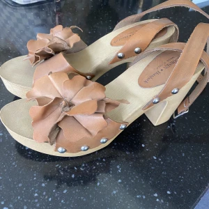 Klackar - Ilse Jacobsen trä klackar, bra skick inga defekter. Strl 39 