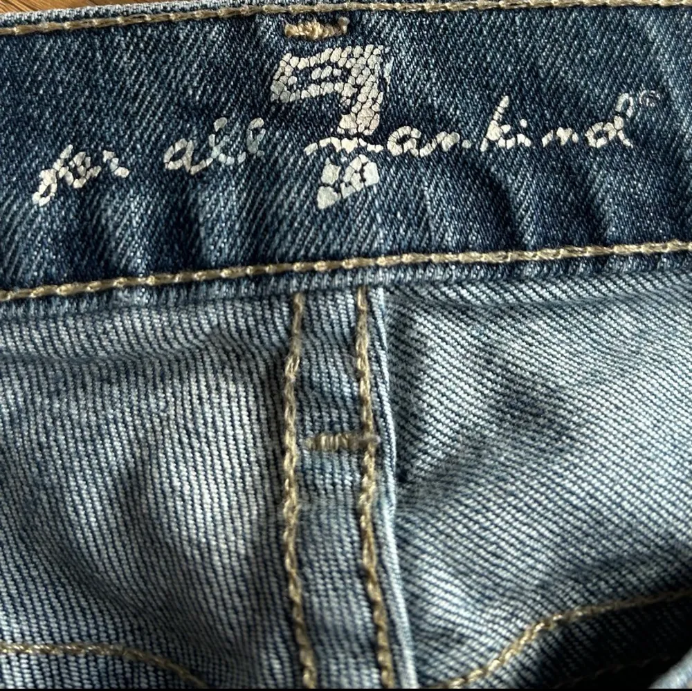 Superfina jeans köpta från Zalando zircle! Aldrig använda då de är för korta på mig. köpta för 400kr, säljer för 250kr. Tjejen på bilden är 164cm! . Jeans & Byxor.