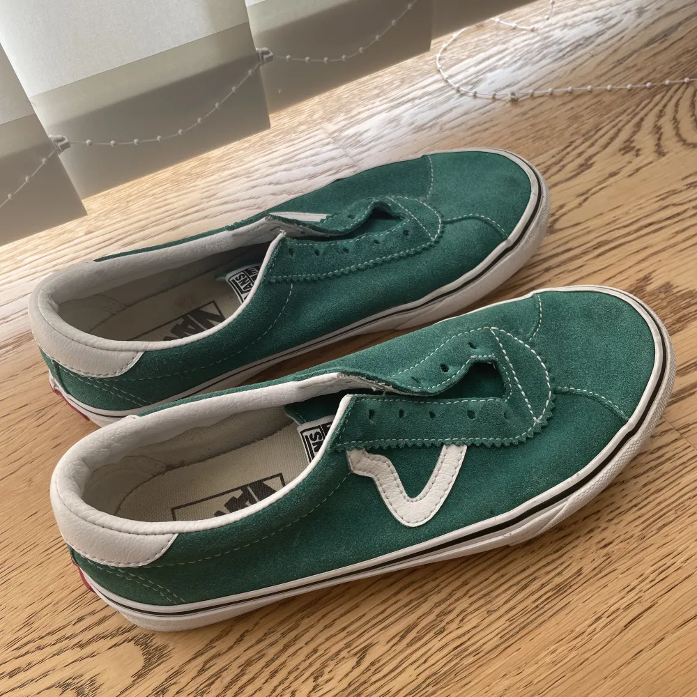 Ett par gröna vans i storlek 38. Skor.