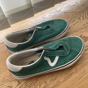 Gröna vans strl 38 - Ett par gröna vans i storlek 38