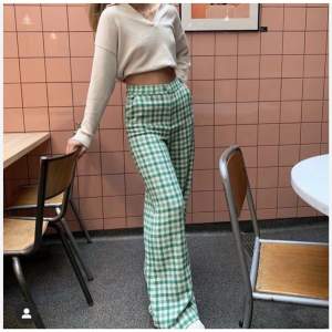 Säljer dessa gröna rutiga byxor från Zara, är som nya & har endast användts några få gånger. Tror inte de finns att köpa i butik länge!🌻 Byxorna är i storlek M men är möjliga att sy upp.  De två första bilderna är lånade! 
