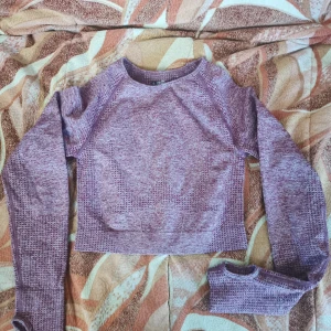 Lila kort sport - yogatopp - kort sporttopp, storlek XS-S. tight och stretchig 