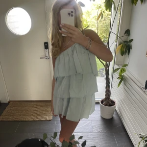 One-shoulder volang klänning  - Jätte fin one-shoulder klänning som är perfekt till sommaren ☺️ Frakt ingår inte 🫶 