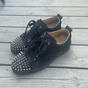 Svart glittriga Louboutin skor - Säljer dessa svarta glittriga Louboutin skor då jag tröttnat. Det är i super bra skick och super snygga!  Storlek 40 men passar också 39,38  Hör av dig vid frågor💕💕 Går att pruta ner lite om vi kommer överens