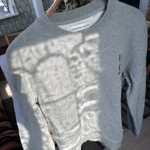 L’homme rouge tröja - Grå tröja från L’homme rouge i stolek M med broderad logga.