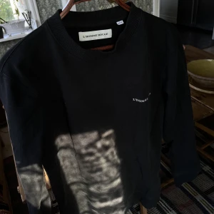 L’homme rouge tröja - Svart L’homme rouge tröja med broderad logga