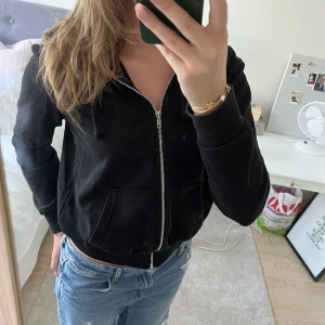 Zip up - Svart bra att ha zip up hoodie från h&m, skön och inga defekter. Passa på att köpa nu då jag flyttar utomlands på onsdag!! Allt ska bort ⚠️⚠️
