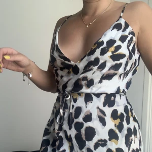 Somrig klänning - Säljes pga används aldrig  Xs men passar mig som normalt är storlek s   