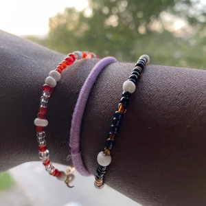 Självgjorda armband - Armband med röd, vit och genomskinliga pärlor.  Armband med svart, brun och vita pärlor En kostar 25 men om man köper båda blir det 40kr. 