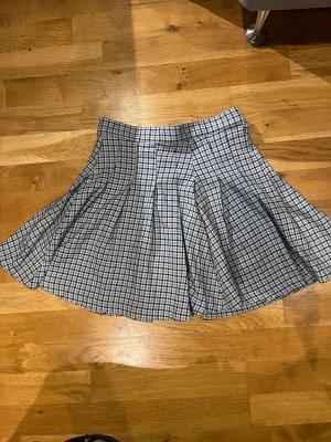 Kjol - Söt plisserad kjol från Monki med dold dragkedja och knapp i sidan. Aldrig använd!