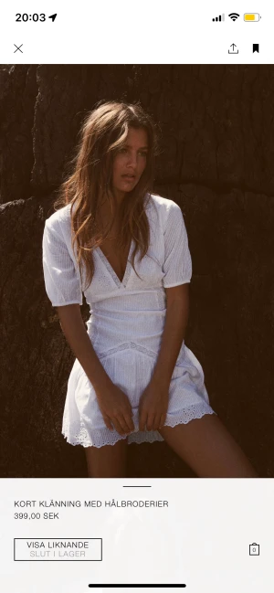 Vit zara klänning  - Säljer den här populära slutsålda klänningen från zara i strl S. Den är helt oanvänd med prislapparna kvar, säljer då jag köpte fler storlekar💕Buda eller köp direkt för 500💕