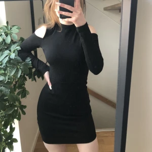 Klänning med snören på ryggen - Säljer den här svarta klänningen med öppen rygg med snören och även hål på axlarna. Bra skick, knappt använt och säljer för jag inte använder längre 