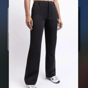 Kostymbyxor  - Mid waist kostymbyxor från Madlady, Nypris 599kr. Använts max 3 gånger. Hör av er för mer information💗