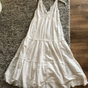 Vacker vit långklänning  - Så vacker romantisk vit långklänning från Morgans. Strl 36. Underkjol. Broderier. Perfekt för student skolavslutningen midsommar eller bara en härlig sommardag.