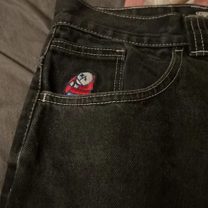 Big boy jeans - Ett par feta Big boy jeans. M i storlek men klippta där nere så skulle passa någon i 170 på längden. Kom dm för fler frågor eller bilder.