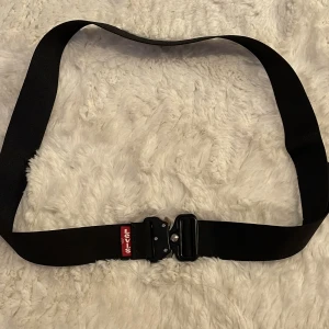Levis Rollercoaster Bälte - Rollercoaster bälte från Levis, fint skick. Den är 118cm lång.