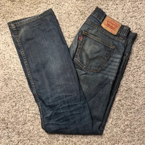 Levi’s 506 blåa - Blåa Levi’s i modellen 506. Sitter skönt och skulle säga att de är relaxed fit. Nypris: Ca 1200. Enda defekten är slitningar vid hälarna. Pris kan diskuteras