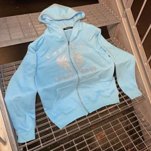 Trotherz rhinestone hoodie - Ljus blå limited trotherz rhinestone hoodie. Slutsåld och väldigt limited. Storlek S men passar mig som är 190. Lite oversized i storlek