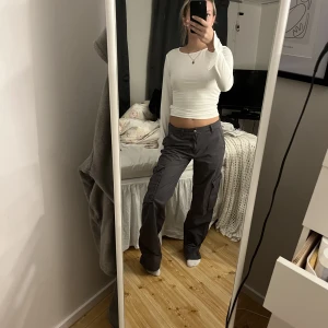 cargo byxor - Säljer dessa sjukt coola och snygga cargo byxor! Säljer pågrund av att de inte kommer till användning längre men de är i mycket fint skick, storlek 36