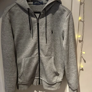 Polo Ralph Lauren hoodie - 🩶Grå ziphoodie från Ralph Lauren i storlek S. 