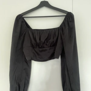 Satin blus - Blus i satin från shein, strl m men liten i storleken