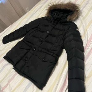 Moncler cluny jacka - Knappt använd Moncler jacka som är använd ett fåtal gånger förra vintern, Jackan är väldigt bekväm och varm och har inga hål eller fläckar  Den är köpt på Monclers hemsida för drygt 22000kr säljer för 8000kr men pris kan diskuteras  Size 4 = size Large 