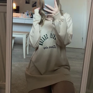 Klänning - Säljer denna mysiga klänning i storlek xs 💗 aldrig använd, endast testad. Passar även s! 💕💕