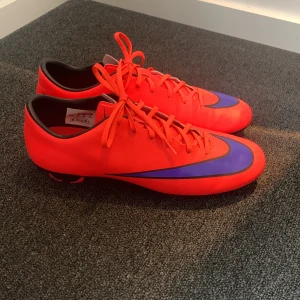 Nike mercurial fotbollsskor - Nike mercurial fotbollsskor. Storlek 44 28cm innermått  Bra skick