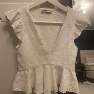 Spets topp - Jätte gullig spets topp med volanger, i strlk XXS, men mycket stretchig och passar mig som vanligtvis bär XS/S