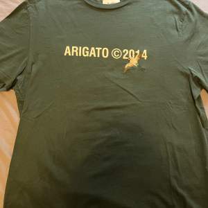 2 år gammal arigato t-shirt som använts fåtal gånger! Storlek L Men sitter mer som en baggy M och mer slimmad L. Kolla gärna min profil! Har mängder av snygga tishor 💙💙