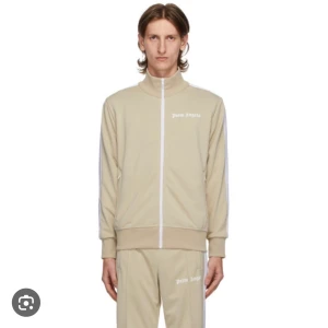 Palm angels track jacket  - Säljer denna Palm angels track jackan i nästintill nyskick, endast använd fåtal gånger!! Kom med prisförslag för det kan diskuteras! Nypris: 5900:- 