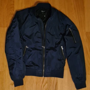 Bomber jacka blå stl M - Skick: fläckfri, rökfri samt ifrån djurfritt hem. Köpt på Lager 157 för 300:-. Mitt pris inklusive frakt 180:-.