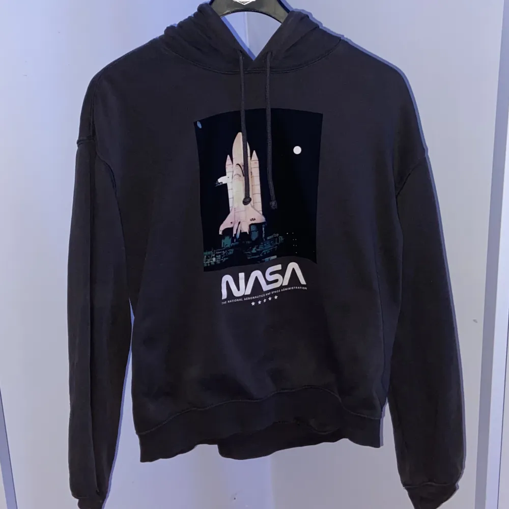 Grå/brun hoodie med NASA tryck. Fint skick . Hoodies.